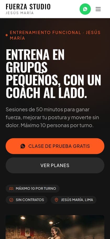 Diseño de ejemplo "Fuerza Studio" en un celular